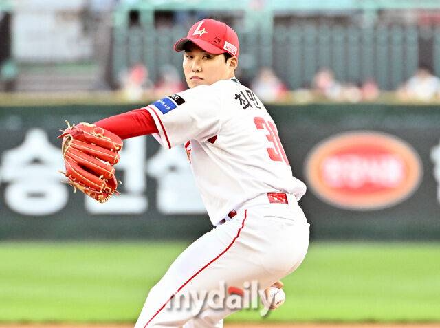 15일 오후 인천 SSG랜더스필드에서 진행된 '2026 프로야구 KBO리그' SSG랜더스와 두산베어스의 경기. SSG 선발투수 최민준이 역투하고 있다./인천 = 송일섭 기자