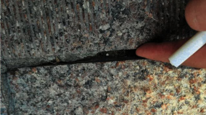 사건 당시 A씨의 하이힐이 빠진 호텔 현관 앞 보도블록 틈. [대한민국 법원 사법정보공개포털]