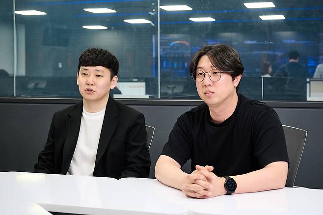 이호석(오른쪽부터) SK쉴더스 EQST 랩팀 팀장, 이동주 선임. [SK쉴더스 제공]