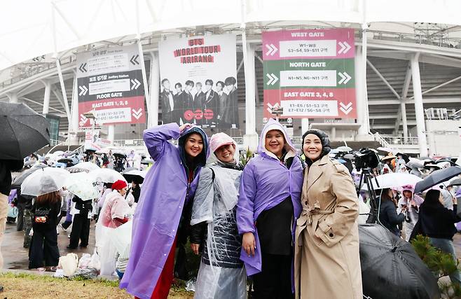지난 9일 오후 경기도 일산 고양종합운동장 주경기장에서 BTS 월드투어 ‘아리랑’ 첫 공연을 보러 인도네시아에서 온 팬들이 기념촬영하고 있다. [연합뉴스]