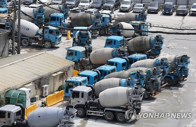 레미콘 운반 사업자들과 레미콘 기업들이 본격적인 올해 운반비 협상에 돌입했다. 사진은 레미콘 선적을 기다리는 믹서 차량들.  [연합]