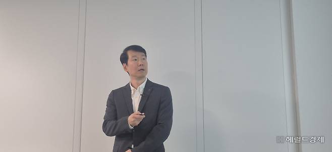 15일 인천 운북동 운항훈련센터에서 김강현 대한항공 운항훈련원장이 브리핑을 하고 있다. 정경수 기자