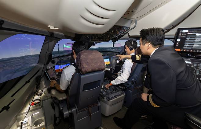 인천 운북동 운항훈련센터에 있는 ‘조종사 모의비행장치(FFS)’에서 운항승무원들이 비정상 상황을 가정한 모의 비행 훈련을 수행하고 있다. [대한항공 제공]