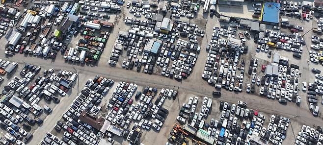 인천 연수구 중고차 수출단지에 선적을 대기중인 차량들이 빼곡히 주차되어 있다. [헤럴드DB]