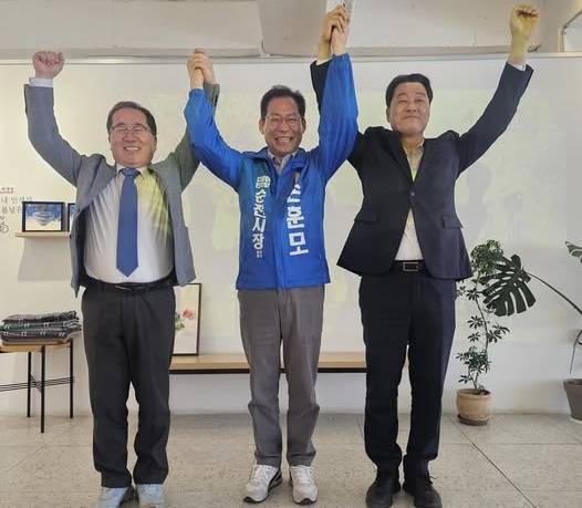 사진 왼쪽부터 순천고 동문 허석(31회), 손훈모(37회), 서동욱(36회) 예비후보가 민주당 순천시장 후보 단일화를 선언하고 있다.