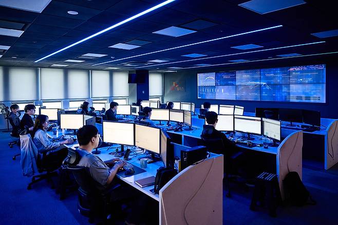 SK쉴더스 시큐디움 센터 내 관제센터 모습. 직원 전면에 위치한 대시보드에 지난 일주일간 사이버공격 현황이 표시돼 있다. [SK쉴더스 제공]