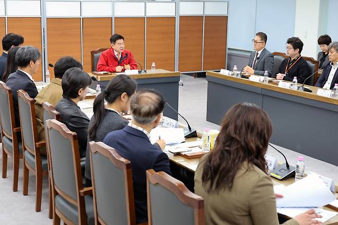 지난 4월 13일 구청 기획상황실에서 열린 ‘1인 가구 고립 예방을 위한 복지관장 합동 간담회’