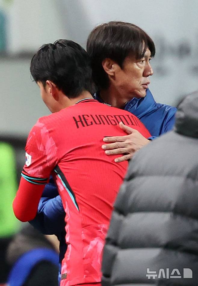 [서울=뉴시스] 홍효식 기자 = 18일 오후 서울 마포구 서울월드컵경기장에서 열린 축구 국가대표팀 평가전 대한민국과 가나의 경기, 홍명보 감독이 교체된 손흥민을 격려하고 있다. 2025.11.18. yesphoto@newsis.com