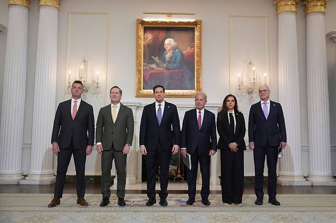 [워싱턴=AP/뉴시스] 사진은 14일(현지 시간) 미국 워싱턴 국무부에서 열린 레바논·이스라엘 회담에 앞서 마이크 니덤 미 국무부 고문(왼쪽부터), 마이크 왈츠 주유엔 미국대사, 마코 루비오 국무장관, 미셸 이사 레바논 주재 미국대사, 나다 하마데 모아와드 주미 레바논 대사, 예키엘 라이터 주미 이스라엘 대사가 기념촬영을 하는 모습. 2026.04.16. photo@newsis.com