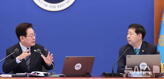 [서울=뉴시스] 고범준 기자 = 사진은 이재명 대통령이 지난 6일 청와대에서 열린 국무회의 겸 비상경제점검회의에서 구윤철 경제부총리 겸 재정경제부 장관에게 질문하고 있는 모습. 2026.04.06. bjko@newsis.com