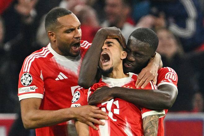 [뮌헨=AP/뉴시스] 독일 프로축구 분데스리가 바이에른 뮌헨의 루이스 디아스(가운데). 2026.04.15.