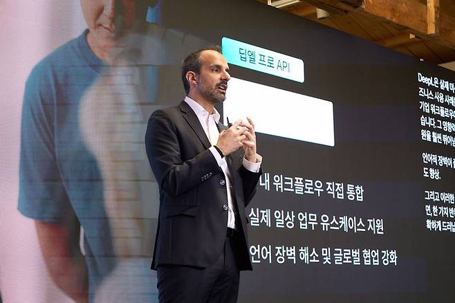 [서울=뉴시스] 인공지능(AI) 번역 기업 딥엘(DeepL)은 15일 서울 성동구 코사이어티에서 연례 행사인 딥엘 커넥트를 열고 실시간 음성 통역 서비스 '딥엘 보이스 투 보이스'를 공개했다. 사진은 곤살로 가이올라스 최고제품책임자(CPO). (사진=딥엘 제공) *재판매 및 DB 금지