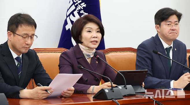 [서울=뉴시스] 김금보 기자 = 한정애 더불어민주당 정책위의장이 지난 9일 오전 서울 여의도 국회에서 열린 정책조정회의에서 발언을 하고 있다. 2026.04.09. kgb@newsis.com