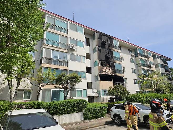 [서울=뉴시스] 이태성 기자 = 16일 오전 서울 양천구 목동의 한 아파트가 화재로 검게 그을려 있다. 2026.04.16. victory@newsis.com *재판매 및 DB 금지