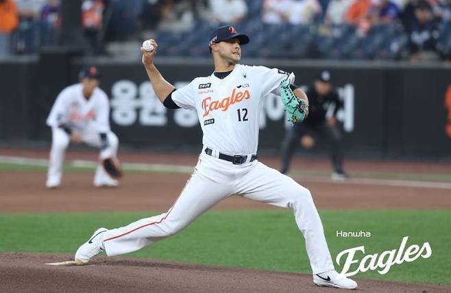 [서울=뉴시스] 프로야구 한화 이글스의 윌켈 에르난데스가 15일 대전 한화생명볼파크에서 열린 2026 신한 쏠 KBO리그 삼성 라이온즈와의 홈 경기에 불펜 등판해 공을 던지고 있다. (사진=한화 이글스 제공) 2026.04.15. *재판매 및 DB 금지