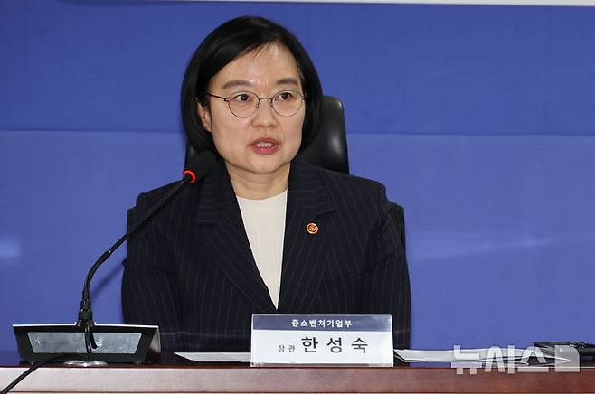 [서울=뉴시스] 김금보 기자 = 한성숙 중소벤처기업부 장관이 16일 서울 여의도 국회 의원회관에서 더불어민주당 을지로위원회 주최로 열린 '세븐브로이-대한제분 상생협력기금 출연식'에서 발언을 하고 있다. 2026.04.16. kgb@newsis.com