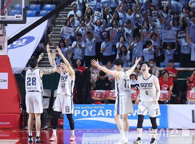 [서울=뉴시스] 권창회 기자 = 14일 서울 송파구 잠실학생체육관에서 열린 2025-2026 프로농구 6강 플레이오프 2차전 서울 SK와 고양 소노의 경기, 76-72로 이긴 소노 선수들이 기뻐하고 있다. 2026.04.14. kch0523@newsis.com