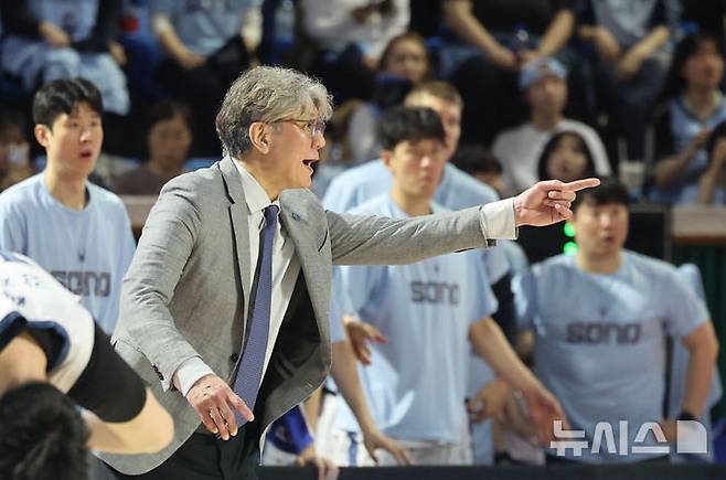 [서울=뉴시스] 권창회 기자 = 14일 서울 송파구 잠실학생체육관에서 열린 2025-2026 프로농구 6강 플레이오프 2차전 서울 SK와 고양 소노의 경기, 소노 손창환 감독이 심판에게 항의하고 있다. 2026.04.14. kch0523@newsis.com