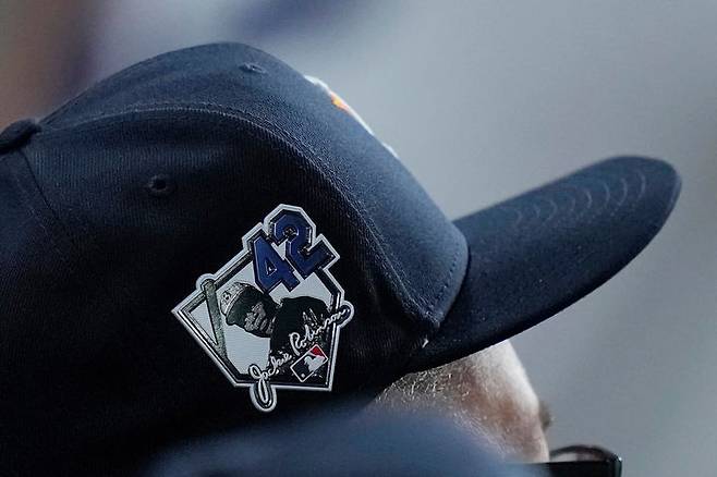 [휴스턴=AP/뉴시스] 15일(현지 시간) 미국 휴스턴에서 열린 휴스턴 애스트로스와 콜로라도 로키스의 경기에서 한 선수가 재키 로빈슨 패치를 모자에 달고 있다. 2026.04.16.