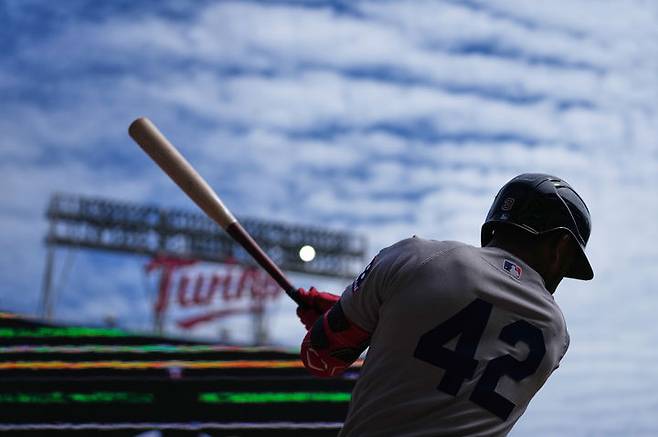 [미니애폴리스=AP/뉴시스] 보스턴 레드삭스의 세단 라파엘라가 재키 로빈슨 데이를 기념하기 위해 42번을 달고 15일(현지 시간) 미국 미니애폴리스에서 열린 미네소타 트윈스와의 야구 경기 1회말 워밍업 스윙을 하고 있다. 2026.04.16.