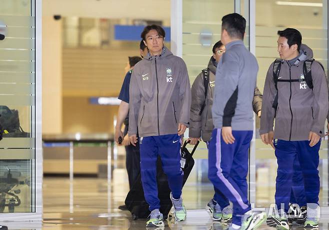 [인천공항=뉴시스] 김근수 기자 = 홍명보 대한민국 축구 국가대표팀 감독이 2일 인천국제공항 제2여객터미널으로 3월 유럽원정 평가전을 마치고 귀국하고 있다. 2026.04.02. ks@newsis.com