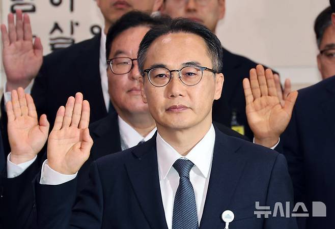 [서울=뉴시스] 김금보 기자 = 이원석 전 검찰정창이 16일 오전 서울 여의도 국회에 '윤석열정권정치검찰조작기소의혹사건진상규명국정조사특별위원회'에서 열린 대장동·김용 전 민주연구원 부원장·위례신도시 조작기소 의혹 사건 청문회에서 증인 선서를 하고 있다. 2026.04.16. kgb@newsis.com