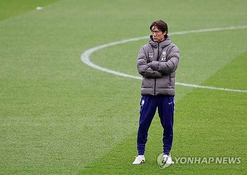 훈련 지켜보는 홍명보 감독 [연합뉴스 자료사진]