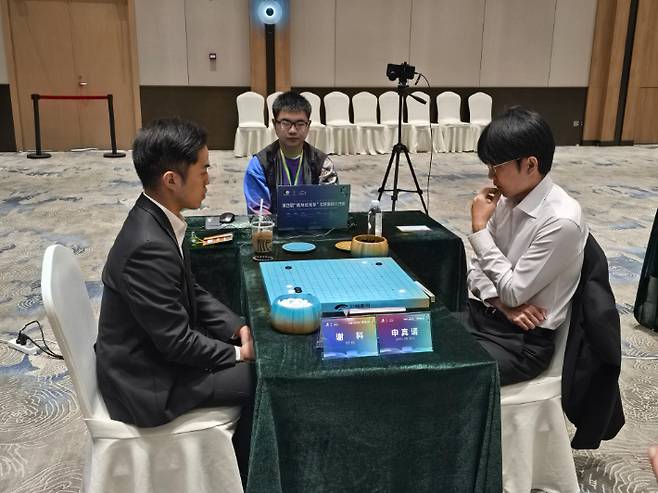 신진서 9단(사진 오른쪽) vs 셰커 9단. 한국기원 제공