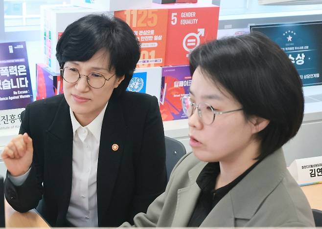 원민경 성평등가족부 장관(왼쪽)이 디지털 성범죄 대응 시스템을 점검하고 있다. 성평등가족부 제공