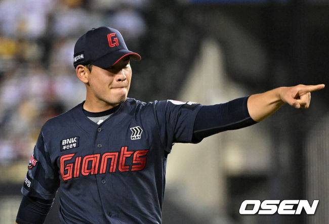 [OSEN=잠실, 이대선 기자] 15일 서울 잠실야구장에서 2026 신한 SOL KBO리그 LG 트윈스와 롯데 자이언츠의 경기가 열렸다.이날 LG는 웰스, 롯데는 김진욱을 선발로 내세웠다.5회말 2사 1,2루에서 롯데 김진욱이 LG 신민재를 삼진으로 처리하고 환호하고 있다.  2026.04.15 /sunday@osen.co.kr