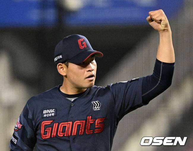 [OSEN=잠실, 이대선 기자] 15일 서울 잠실야구장에서 2026 신한 SOL KBO리그 LG 트윈스와 롯데 자이언츠의 경기가 열렸다.이날 LG는 웰스, 롯데는 김진욱을 선발로 내세웠다.6회말 2사 2루에서 롯데 김진욱이 LG 문보경을 삼진 처리하고 환호하고 있다.  2026.04.15 /sunday@osen.co.kr