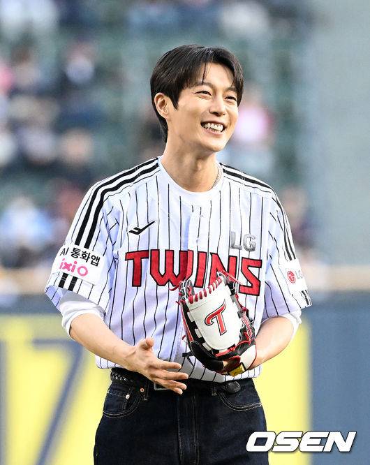 K팝-야구 팬 모두 사로잡은 명품 개념 시구