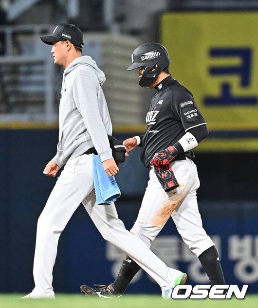 [OSEN=창원, 이석우 기자] 15일 창원NC파크에서 2026 신한 SOL KBO 리그 NC 다이노스와 KT 위즈의 경기가 열렸다. 홈팀 NC는 신민혁이, 방문팀 KT는 오원석이 선발 출전했다. KT 위즈 허경민이 4회초 1사 2루 교체되고 있다. 2026.04.15 / foto0307@osen.co.kr