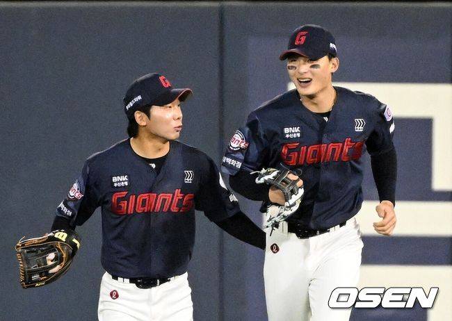 [OSEN=잠실, 이대선 기자] 8회말 2사 1루에서 롯데 윤동희가 LG 오스틴의 타구를 잡고 환호하고 있다. 2026.04.15 /sunday@osen.co.kr