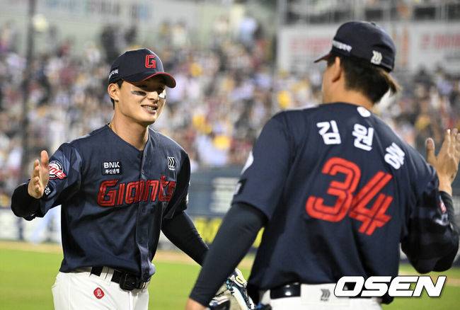 [OSEN=잠실, 이대선 기자] 15일 서울 잠실야구장에서 2026 신한 SOL KBO리그 LG 트윈스와 롯데 자이언츠의 경기가 열렸다. 이날 LG는 웰스, 롯데는 김진욱을 선발로 내세웠다. 8회말 2사 1루에서 롯데 윤동희가 LG 오스틴의 타구를 잡고 김원중과 환호하고 있다. 2026.04.15 /sunday@osen.co.kr