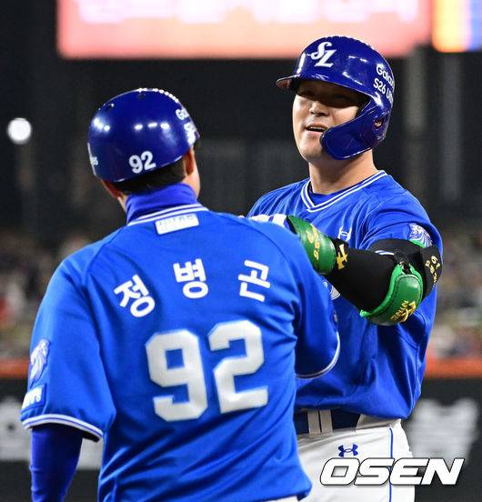 [OSEN=대전, 지형준 기자] 15일 대전 한화생명 볼파크에서 2026 신한 SOL KBO리그 한화 이글스와 삼성 라이온즈의 경기가 열렸다.4연패 중인 한화는 윌켈 에르난데스, 5연승을 노리는 삼성은 양창섭이 선발로 나섰다.&nbsp;5회초 2사 만루에서 삼성 전병우가 2타점 좌전 적시타를 날리며 기뻐하고 있다. 2026.04.15&nbsp;/ jpnews@osen.co.kr