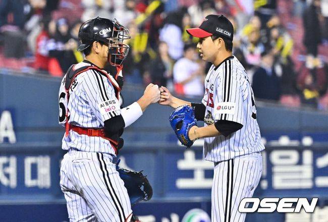 [OSEN=잠실, 박준형 기자]경기 종료 후 LG 유영찬 투수와 이주헌 포수가 승리의 기쁨을 나누고 있다.     2026.04.01 / soul1014@osen.co.kr
