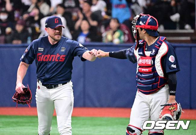 [OSEN=고척, 지형준 기자] 11일 서울 고척스카이돔에서 ‘2026 신한은행 SOL Bank KBO리그’ 키움 히어로즈와 롯데 자이언츠의 경기가 열렸다.이날 키움은 와일스, 롯데는 비슬리를 선발투수로 내세웠다.&nbsp;6회말 수비를 마치고 롯데 비슬리가 손성빈과 주먹을 맞대고 있다. 2026.04.11&nbsp;/ jpnews@osen.co.kr