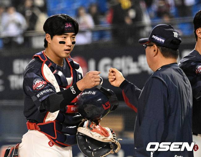 [OSEN=잠실, 이대선 기자] 프로야구 롯데 자이언츠가 LG 트윈스를 꺾고 2연패를 탈출했다. LG는 8연승에서 멈췄다.&nbsp;&nbsp;롯데는&nbsp;15일 서울 잠실구장에서 열린 2026 KBO리그 LG와 경기에서 2-0으로 승리했다.경기 종료 후 롯데 손성빈이 김태형 감독과 승리의 기쁨을 나누고 있다. 2026.04.15 /sunday@osen.co.kr