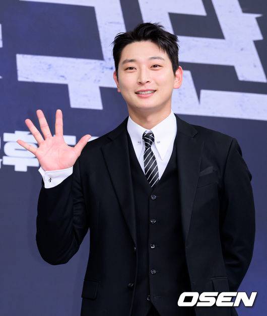 [OSEN=이대선 기자] 26일 오전 서울 목동 SBS에서 SBS ‘열혈농구단’ 제작발표회가 열렸다.열혈농구단은 선수 시절 '국보급 센터'라 불리던 서장훈이 꾸린 농구단 라이징이글스의 아시아 재패기를 담은 SBS 새 예능으로 오는 29일 오후 5시 처음 방송된다.가수 정진운이 포토타임을 가지고 있다. 2025.11.26 /sunday@osen.co.kr