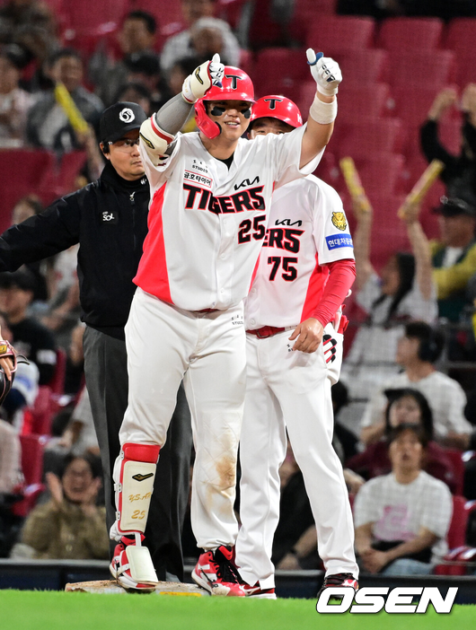 [OSEN=광주, 지형준 기자] 16일 광주-기아 챔피언스필드에서 KIA 타이거즈와 키움 히어로즈의 경기가 열렸다.7연승을 노리는 KIA는 제임스 네일, 최하위 키움은 알칸타라를 선발로 내세웠다.5회말 무사 2루에서 KIA 한준수가 동점 1타점 우전 적시타를 날리며 기뻐하고 있다. 2026.04.16 / jpnews@osen.co.kr