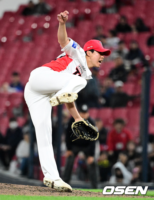 [OSEN=광주, 지형준 기자] 16일 광주-기아 챔피언스필드에서 KIA 타이거즈와 키움 히어로즈의 경기가 열렸다.7연승을 노리는 KIA는 제임스 네일, 최하위 키움은 알칸타라를 선발로 내세웠다.6회초 KIA 홍민규가 역투하고 있다. 2026.04.16 / jpnews@osen.co.kr