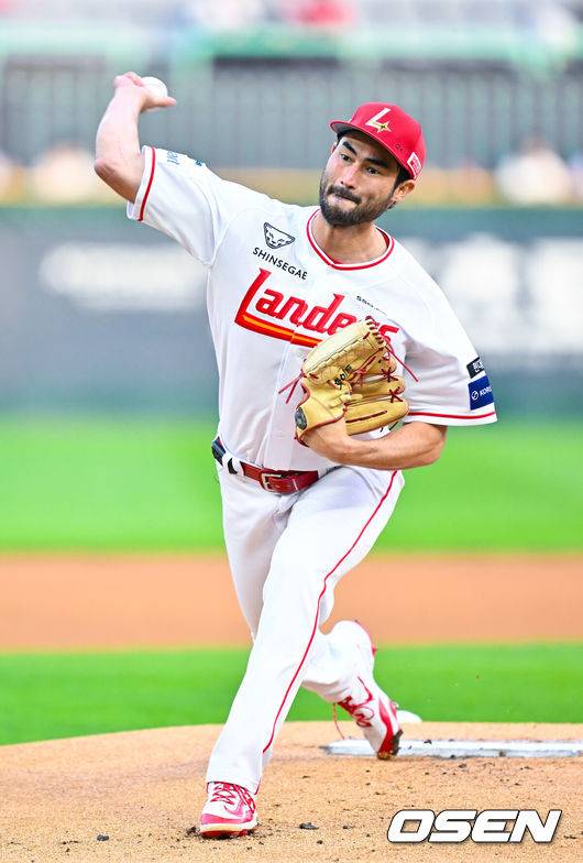 [OSEN=인천, 민경훈 기자] 16일 오후 인천 SSG랜더스필드에서 ‘2026 신한 SOL Bank KBO리그' SSG 랜더스와 두산 베어스의 경기가 진행됐다.이날 SSG는 화이트를, 두산은 곽빈을 선발투수로 내세웠다.SSG 선발 화이트가 마운드 위에서 힘차게 공을 뿌리고 있다. 2026.04.16 / rumi@osen.co.kr