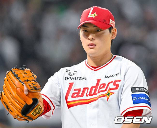 [OSEN=인천, 민경훈 기자] 16일 오후 인천 SSG랜더스필드에서 ‘2026 신한 SOL Bank KBO리그' SSG 랜더스와 두산 베어스의 경기가 진행됐다.이날 SSG는 화이트를, 두산은 곽빈을 선발투수로 내세웠다.8회초 2사 주자 1,3루 두산 카메론 타석에서 마운드에 오른 SSG 조병현이 우익수 플라이 아웃으로 막아낸 후 덕아웃으로 향하고 있다. 2026.04.16 / rumi@osen.co.kr