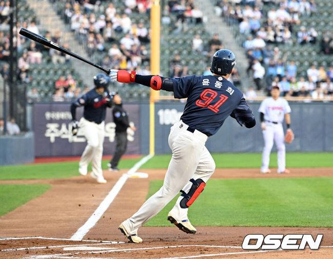 [OSEN=잠실, 이대선 기자] 16일 서울 잠실야구장에서 2026 신한 SOL KBO리그 LG 트윈스와 롯데 자이언츠의 경기가 열렸다.이날 LG는 치리노스, 롯데는 로드리게스를 선발로 내세웠다.1회초 2사 1,3루에서 롯데 윤동희가 좌전 적시 2루타를 치고 있다. 2026.04.16 /sunday@osen.co.kr