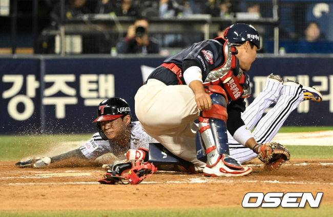 [OSEN=잠실, 이대선 기자] 16일 서울 잠실야구장에서 2026 신한 SOL KBO리그 LG 트윈스와 롯데 자이언츠의 경기가 열렸다.이날 LG는 치리노스, 롯데는 로드리게스를 선발로 내세웠다.7회말 1사 2,3루에서 LG 박동원의 땅볼 때 3루주자 오지환이 홈으로 쇄도해 득점하고 있다. 2026.04.16 /sunday@osen.co.kr