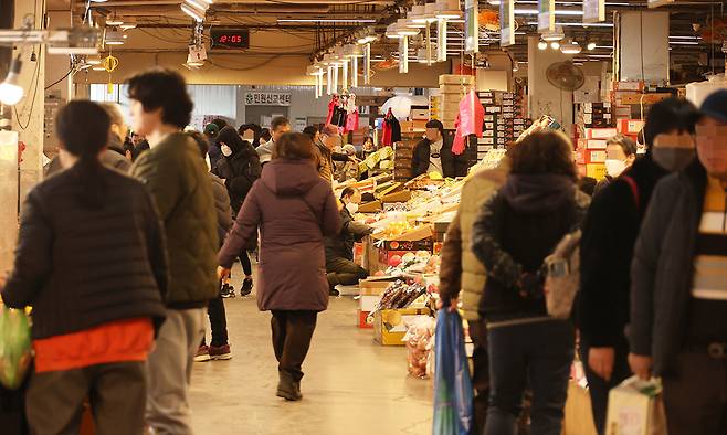 대전 대덕구 오정농수산물시장에서 시민들이 장을 보고 있다. 연합뉴스