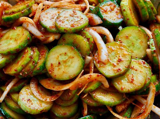 소금에 살짝 절인 오이에 고춧가루, 식초, 다진 마늘, 설탕을 넣은 양념장과 버무리면 새콤하면서도 아삭한 식감이 살아 있는 반찬이 완성된다. 클립아트코리아 제공