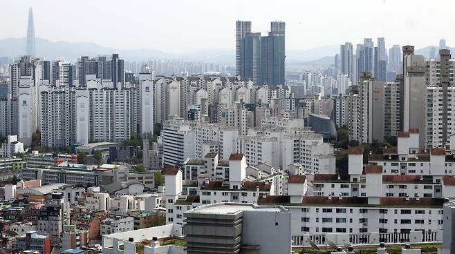 서울 도심 아파트 단지 전경. 16일 한국부동산원에 따르면 4월 2주 전국 주간 아파트 매매가격은 0.03% 상승한 가운데, 서울은 선호 단지 위주로 매수세가 이어지며 0.10% 올랐다. 뉴시스