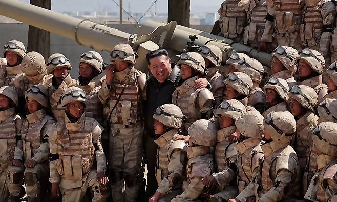 15일 김정은 북한 국무위원장이 인민군 서부지구 대연합부대 관하 포병구분대 포사격경기에서 우승한 군인들과 기념사진을 찍고 있다.&nbsp;조선중앙TV·연합